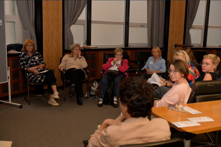 Foto: Sharon Adler Carola von Braun im Workshop „Frauenvereine und Frauenprojekte in der Transformation“. Der Workshop fand im Rahmen der Veranstaltung „„Vom Nähfaden bis zur Atombombe ist alles Politik“ des Berliner Frauenbunds 1945 e.V. am 19.9.2024 im Rathaus Schöneberg statt.